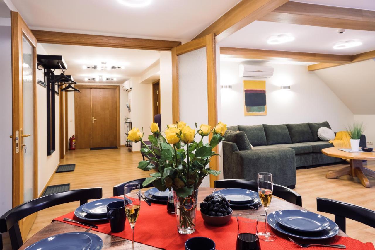 Rothko Apartment/8 Guests/4Bedrooms/Riga Old Town Bagian luar foto